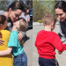 Angelina Jolie visitó a niños ucranianos de la región de Luhansk que permanecen refugiados en un centro de rehabilitación de Lviv