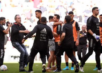 Un hincha invadió el campo del San Mamés para abrazar a Lionel Messi