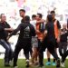 Un hincha invadió el campo del San Mamés para abrazar a Lionel Messi