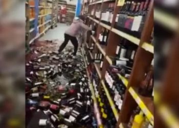 La despidieron y rompió botellas de vino en un supermercado de Santa Fe