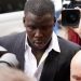 Sancionan a un futbolista de la Premier League por patear y golpear a su gato