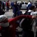 Tensión e incidentes con los hinchas de Independiente y la policía frente a la sede en Avellaneda