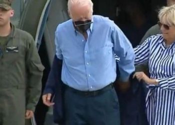 ¿Joe Biden no puede ponerse un saco? El presidente tuvo que ser ayudado por su esposa