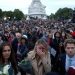 El canto de "Dios salve a la reina" y otros homenajes de la multitud frente a Buckingham