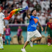 Un hincha saltó al campo de juego con la bandera LGBT en medio del partido entre Portugal y Uruguay
