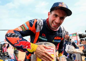 El salteño Kevin Benavides se convirtió en el primer piloto en ganar el Dakar en motos con dos marcas