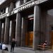 Qué dice el DNU que obliga a los organismos públicos a vender sus títulos de deuda en dólares