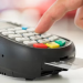 Reintegros por consumos con tarjeta de débito para sectores vulnerables: quienes pueden recibir el 15% de lo que compran