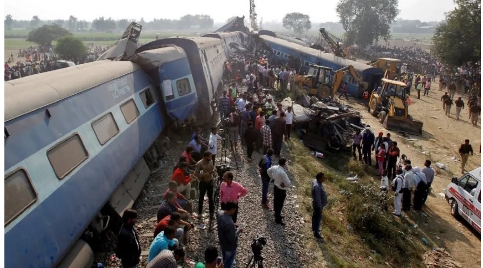 Suben a 120 los muertos y 800 los heridos en el choque entre trenes en India