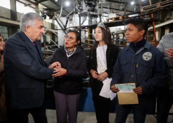 Gerardo Morales entregó subsidio a los carroceros de la EET N° 1 de Palpalá y anunció su nuevo edificio