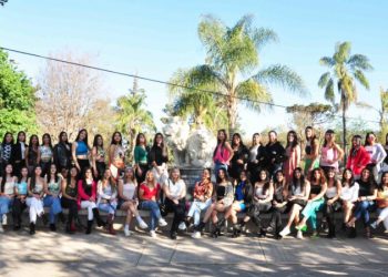 Las candidatas a Reina Capital visitaron la Feria “Las Manos Hacen”
