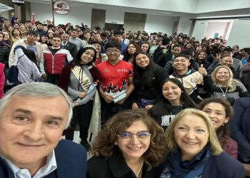 Gerardo Morales entregó subsidios a más de 40 colegios para la construcción de carrozas