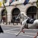 Caballos de la Caballería Real se desbocan, derriban a sus jinetes y dejan heridos en pleno centro de Londres