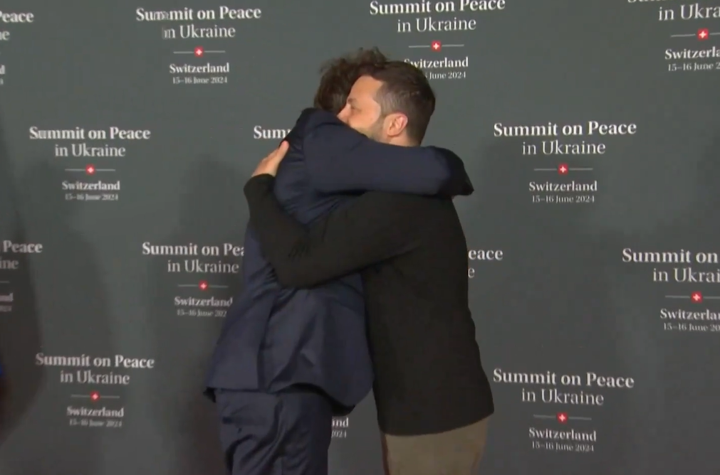 El abrazo de Milei con Zelensky en la Cumbre por la Paz en Ucrania y su ...