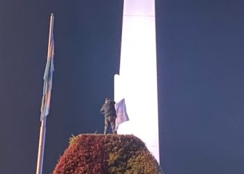 Murió un hincha en la previa del partido en el Obelisco: se trepó a un cartel y se cayó