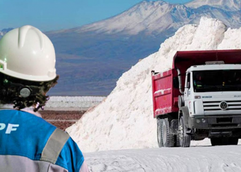 YPF analiza aprovechar el boom de la minería para salir del negocio de litio con la venta de YPF Litio