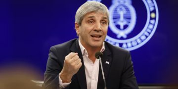 Desde el lunes que viene bajará el impuesto PAIS, pero no se toca el dólar tarjeta