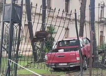 Una camioneta chocó con un taxi y terminó incrustada en las rejas de Casa de Gobierno