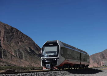 Tras el choque de un auto con el Tren Solar de la Quebrada, solicitan mayor precaución al cruzar las vías