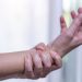 Qué alimentos ayudan a prevenir la artritis y cuáles infusiones comunes pueden elevar el riesgo