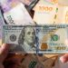 Bimonetarismo: los precios podrán mostrarse en pesos y en dólares y avanza la posibilidad de pagar algunos productos en ambas monedas