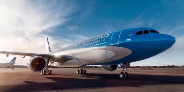 Camino a la privatización: Aerolíneas Argentinas firmó un acuerdo histórico con una empresa aérea regional