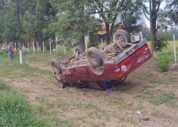 Varios heridos tras un choque y vuelco entre una camioneta y una moto sobre ruta 42 en Monterrico