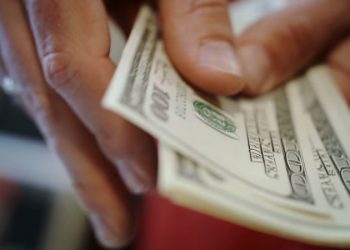 El Gobierno confirmó que todos los precios de bienes y servicios podrán mostrarse en dólares: la medida regirá desde mañana