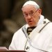 El papa Francisco pasó una noche tranquila, pero su estado sigue bajo observación médica