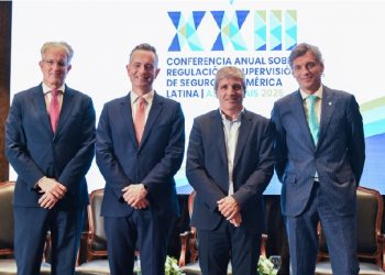 Luis Caputo anunció que Argentina acordó con el staff del FMI financiamiento por USD 20.000 millones
