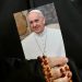 El Vaticano informó que el papa Francisco durmió toda la noche y no sufrió nuevas crisis respiratorias