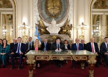 Javier Milei dijo que la Argentina recibirá USD 32 mil millones y afirmó: “Eliminamos el cepo para siempre”