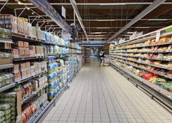Cuál fue la alimenticia que desistió de subir 9% los precios y qué hará el resto del sector tras los vaivenes del dólar