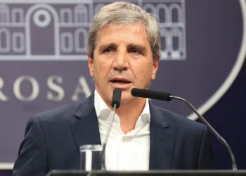 El Gobierno avanza con una desregulación para que los dólares ‘debajo del colchón’ se usen para comprar “lo que sea”