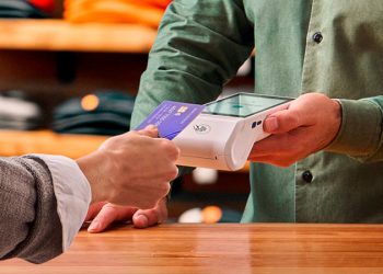 Pagos y cuotas con tarjeta de crédito en dólares: el Gobierno alista nuevas medidas para la “dolarización endógena”
