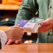 Pagos y cuotas con tarjeta de crédito en dólares: el Gobierno alista nuevas medidas para la “dolarización endógena”