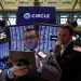 Mercados: suben los bonos y las acciones, detrás del optimismo de Wall Street por un buen dato laboral en EEUU