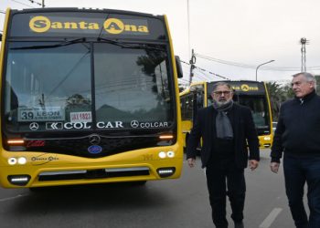 El intendente Jorge celebró la incorporación de cinco nuevos colectivos 0 km para el transporte urbano