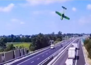 una avioneta con dos pasajeros se estrelló en una autopista en Italia y estalló en llamas