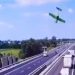 una avioneta con dos pasajeros se estrelló en una autopista en Italia y estalló en llamas