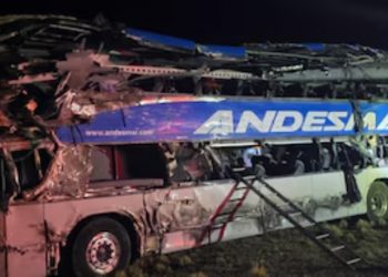 Choque fatal en Santa Cruz entre un micro y un camión: hay cuatro muertos y 20 heridos