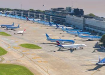 Paro de controladores aéreos en vacaciones de invierno: en qué días y horarios se verán afectados los vuelos