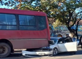Un automóvil chocó de atrás a un colectivo en calle Urquiza, hay dos heridos