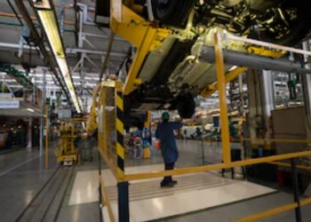 La actividad industrial cayó 1,2% en junio, pero cerró el primer semestre con una mejora del 7,1%