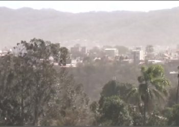 Por fuertes vientos hubo voladuras de techos, caida de postes y árboles