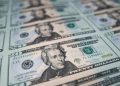 El respaldo financiero de EE.UU. calmó al dólar, que se alejó del techo de la banda y cerró a $1.430