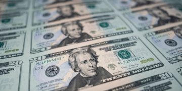 El respaldo financiero de EE.UU. calmó al dólar, que se alejó del techo de la banda y cerró a $1.430