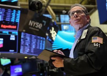 El dólar oficial baja $80 y se vende a $1370 mientras las acciones argentinas en Wall Street suben casi 10%