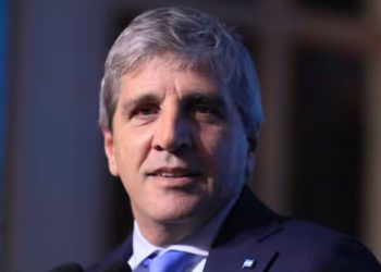 Caputo insistió en que se va a mantener el esquema de bandas para el dólar después de las elecciones