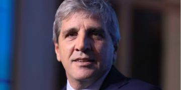 Caputo insistió en que se va a mantener el esquema de bandas para el dólar después de las elecciones